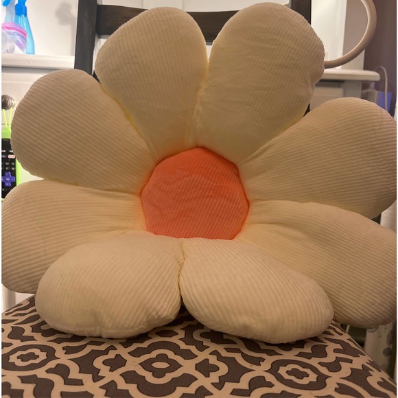 COPY - Cream and peach colored flower, super plush and soft pillow - Picture 1 of 6